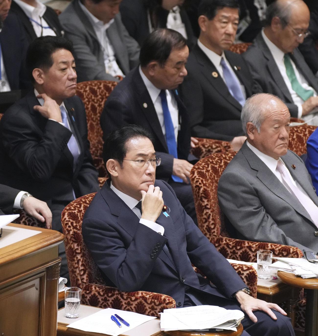 参院決算委で質問を聞く岸田首相（共同）