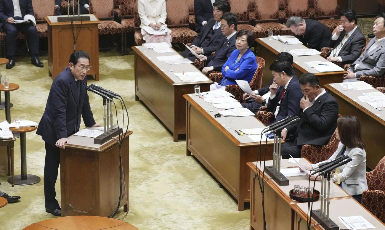 参院決算委で、立憲民主党の徳永エリ氏（手前右）の質問に答弁する岸田首相（共同）