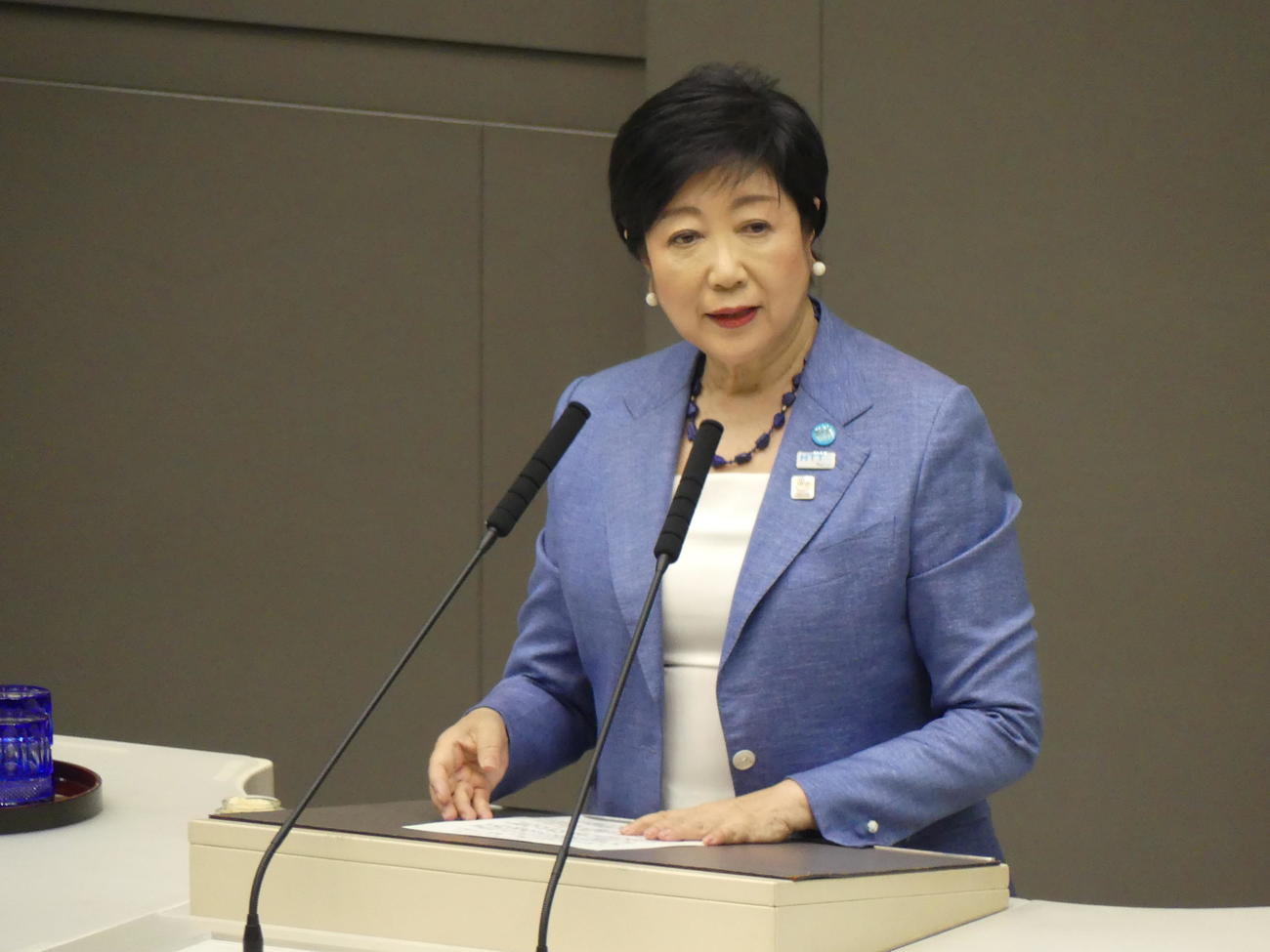 東京都議会本会議で、東京都知事選3選出馬を正式表明する小池百合子知事（撮影・中山知子）