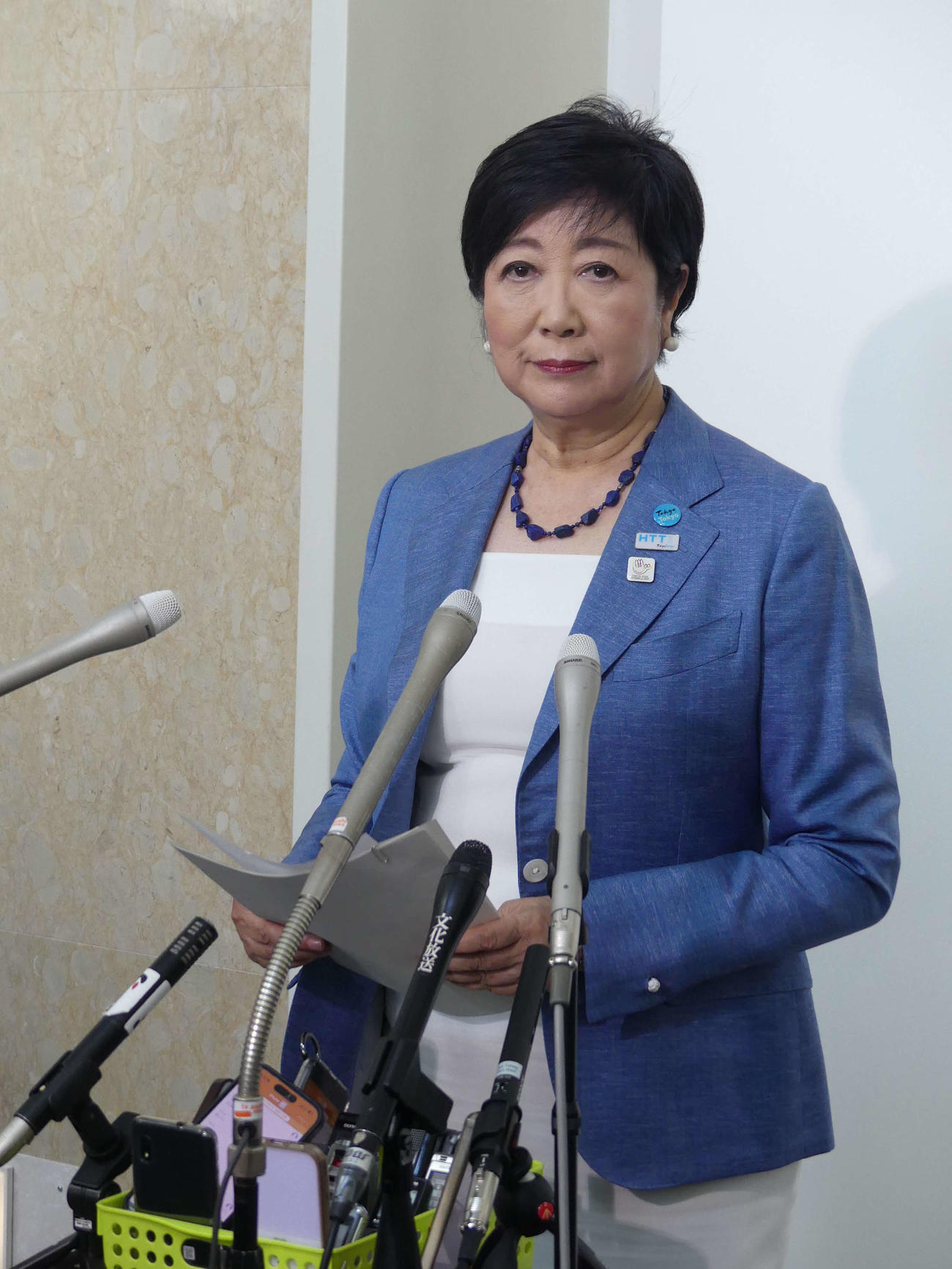 東京都知事選3選出馬を表明後、笑顔で報道陣の取材に応じる小池百合子知事（撮影・中山知子）