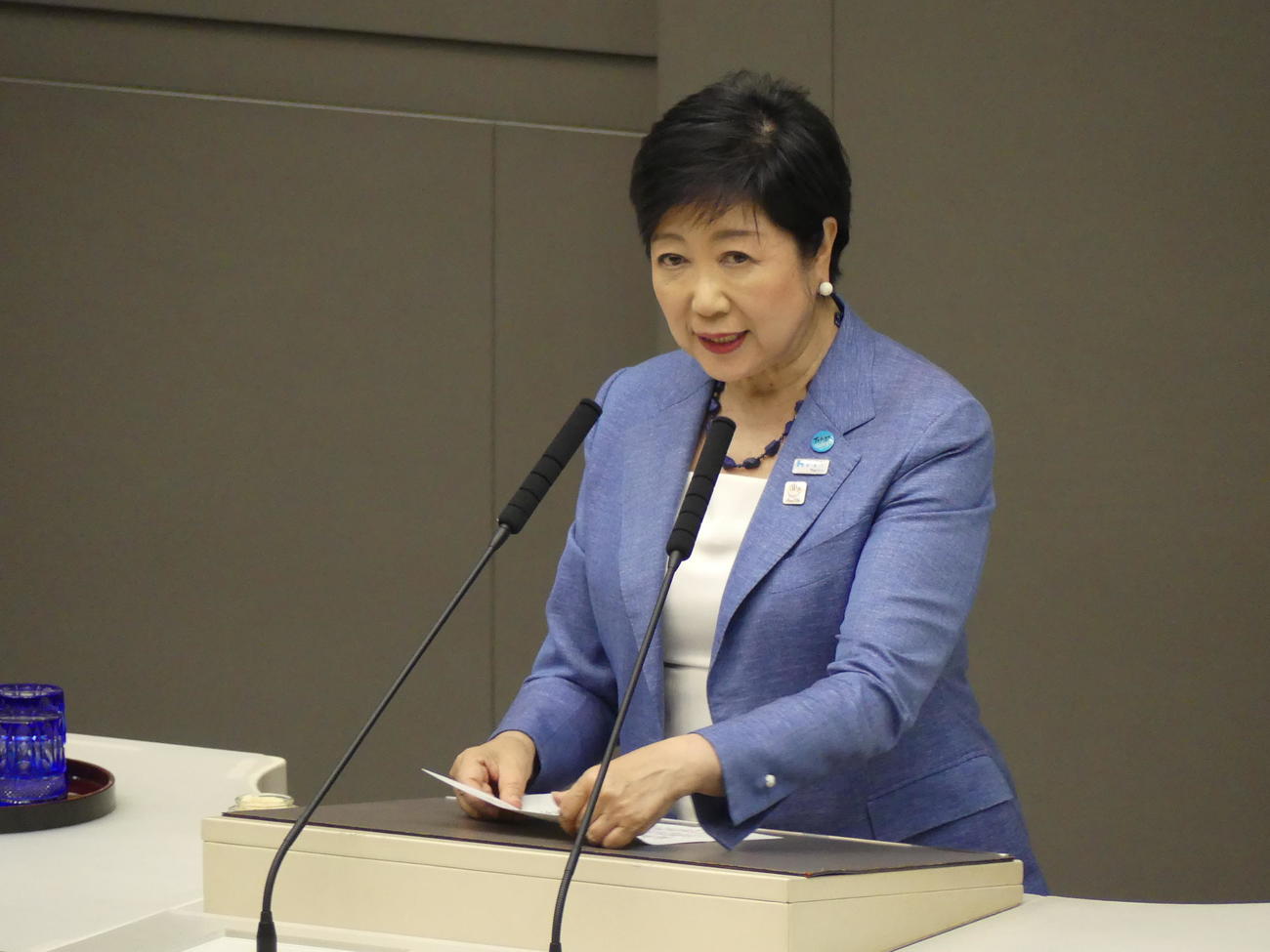 東京都議会本会議で、東京都知事選3選出馬を正式表明する小池百合子知事（撮影・中山知子）