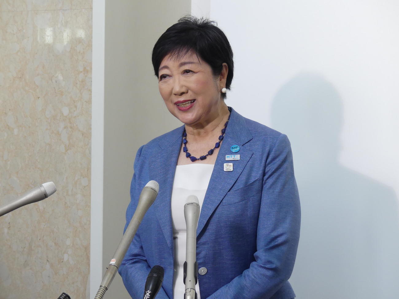 東京都知事選3選出馬を表明後、笑顔で報道陣の取材に応じる小池百合子知事（撮影・中山知子）