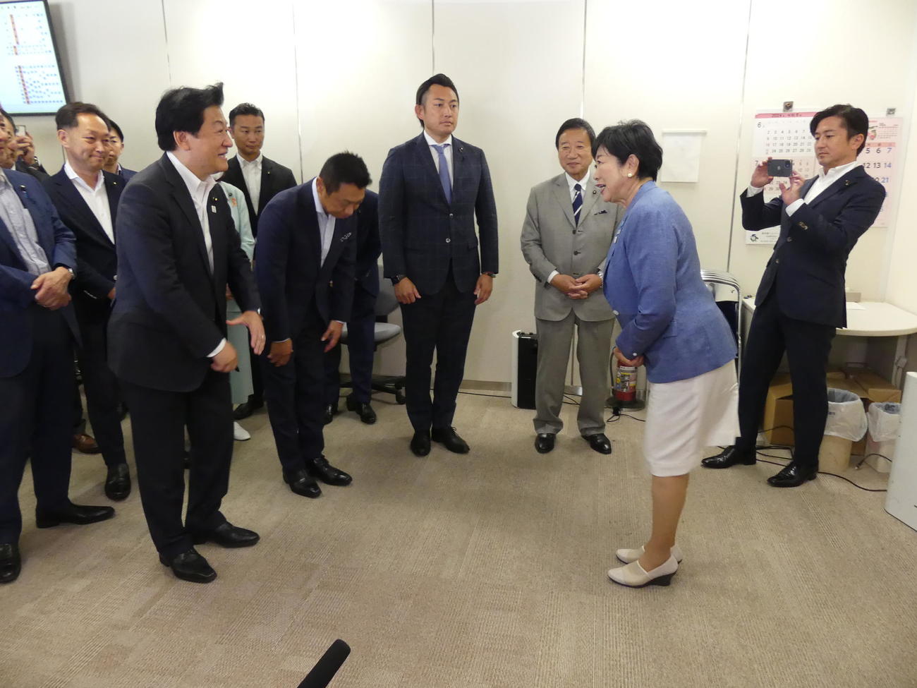 東京都議会閉会後、自民党会派を訪れあいさつする小池百合子都知事（撮影・中山知子）