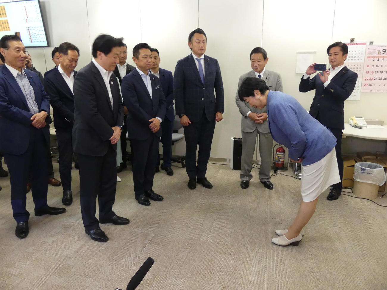 東京都議会閉会後、自民党会派を訪れあいさつする小池百合子都知事（撮影・中山知子）