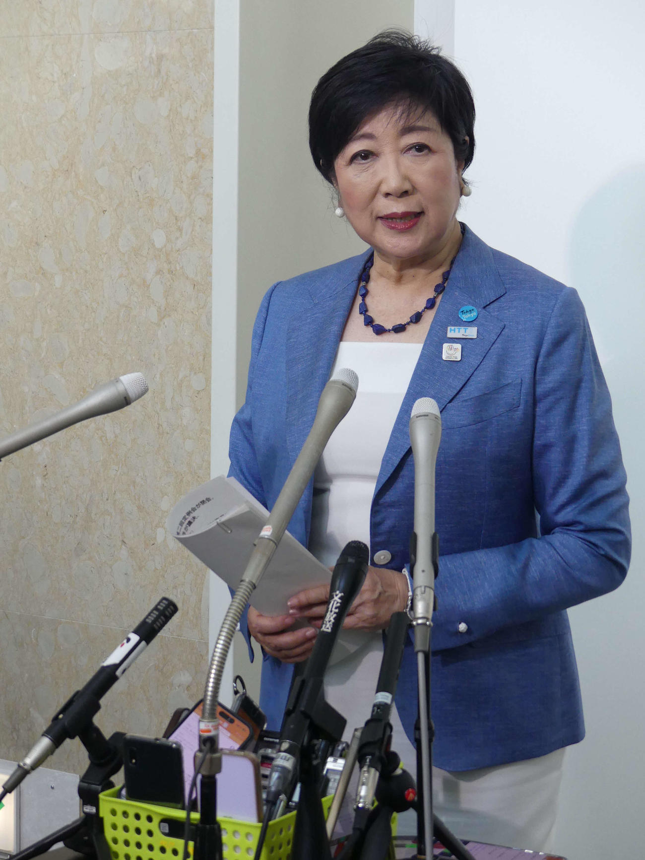 12日、東京都知事選3選出馬を表明後、報道陣の取材に応じる小池百合子知事（撮影・中山知子）
