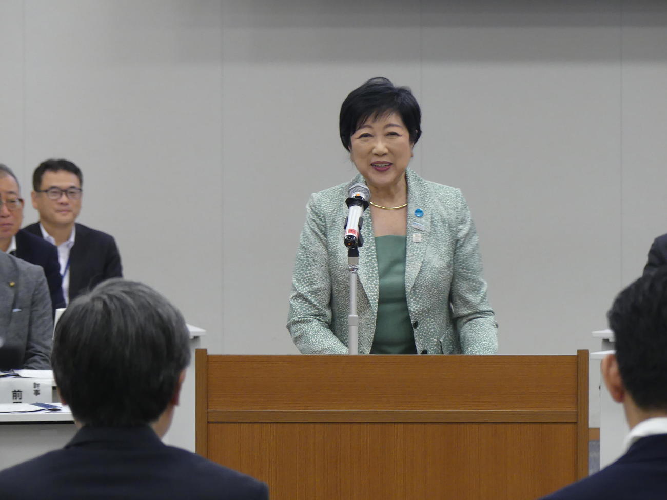 都知事選3選出馬表明から一夜明け、勝負カラーの緑のスーツで無電柱化に関する会合であいさつする東京都の小池百合子知事（撮影・中山知子）