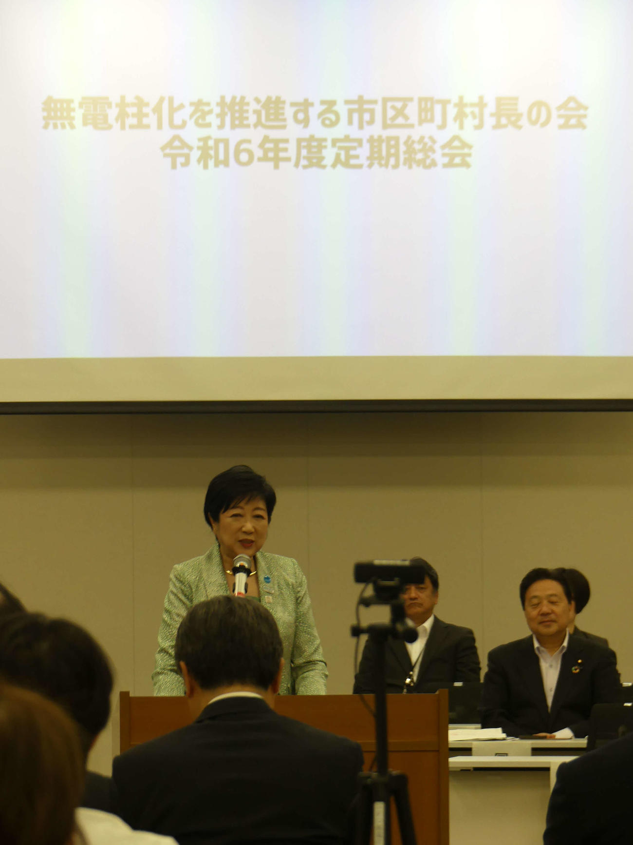 都知事選3選出馬表明から一夜明け、勝負カラーの緑のスーツで無電柱化に関する会合であいさつする東京都の小池百合子知事（撮影・中山知子）
