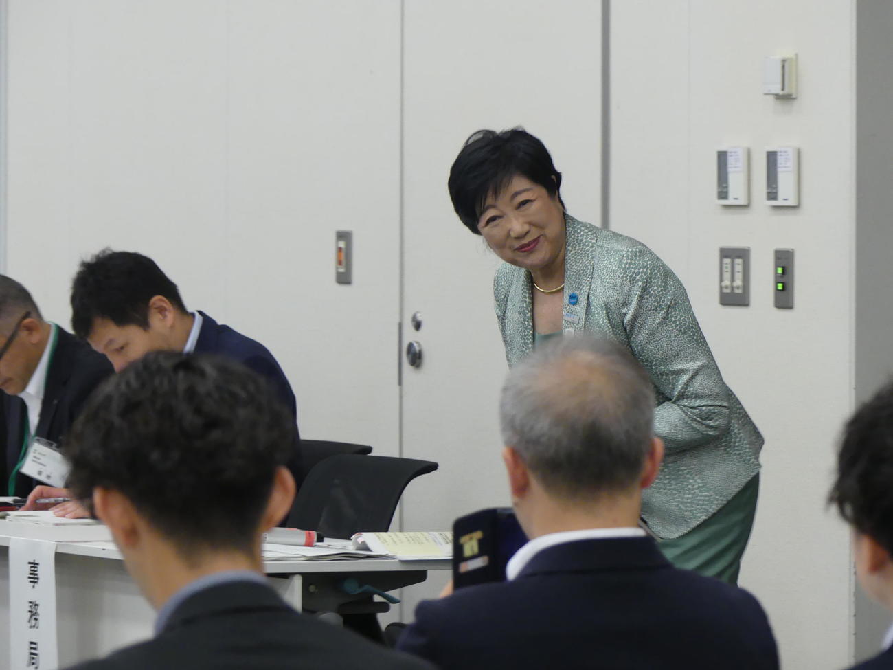 都知事選3選出馬表明から一夜明け、勝負カラーの緑のスーツで無電柱化に関する会合であいさつする東京都の小池百合子知事（撮影・中山知子）