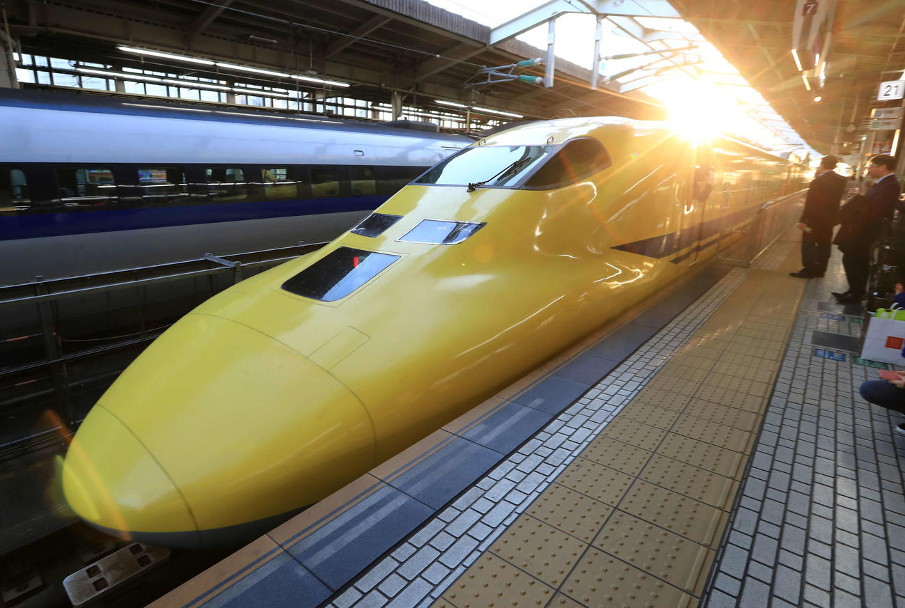新大阪駅を発車するドクターイエロー＝2018年12月25日