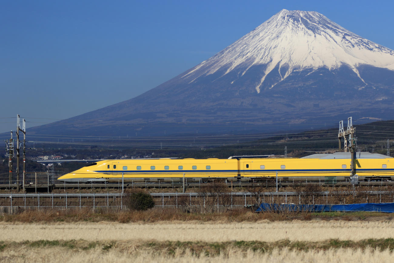 三島〜新富士間を走るドクターイエロー＝2016年1月27日