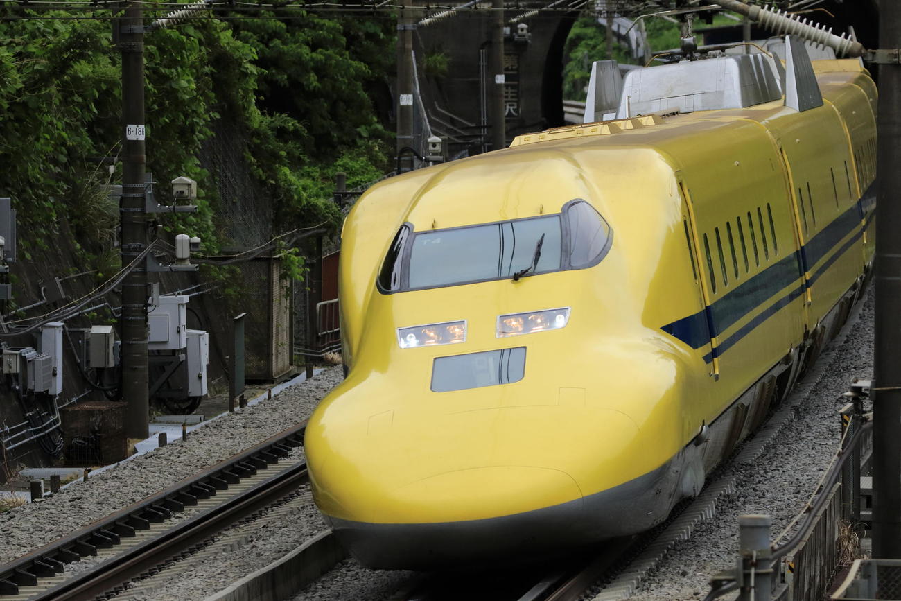 新横浜－小田原間を走るドクターイエロー＝2018年5月28日