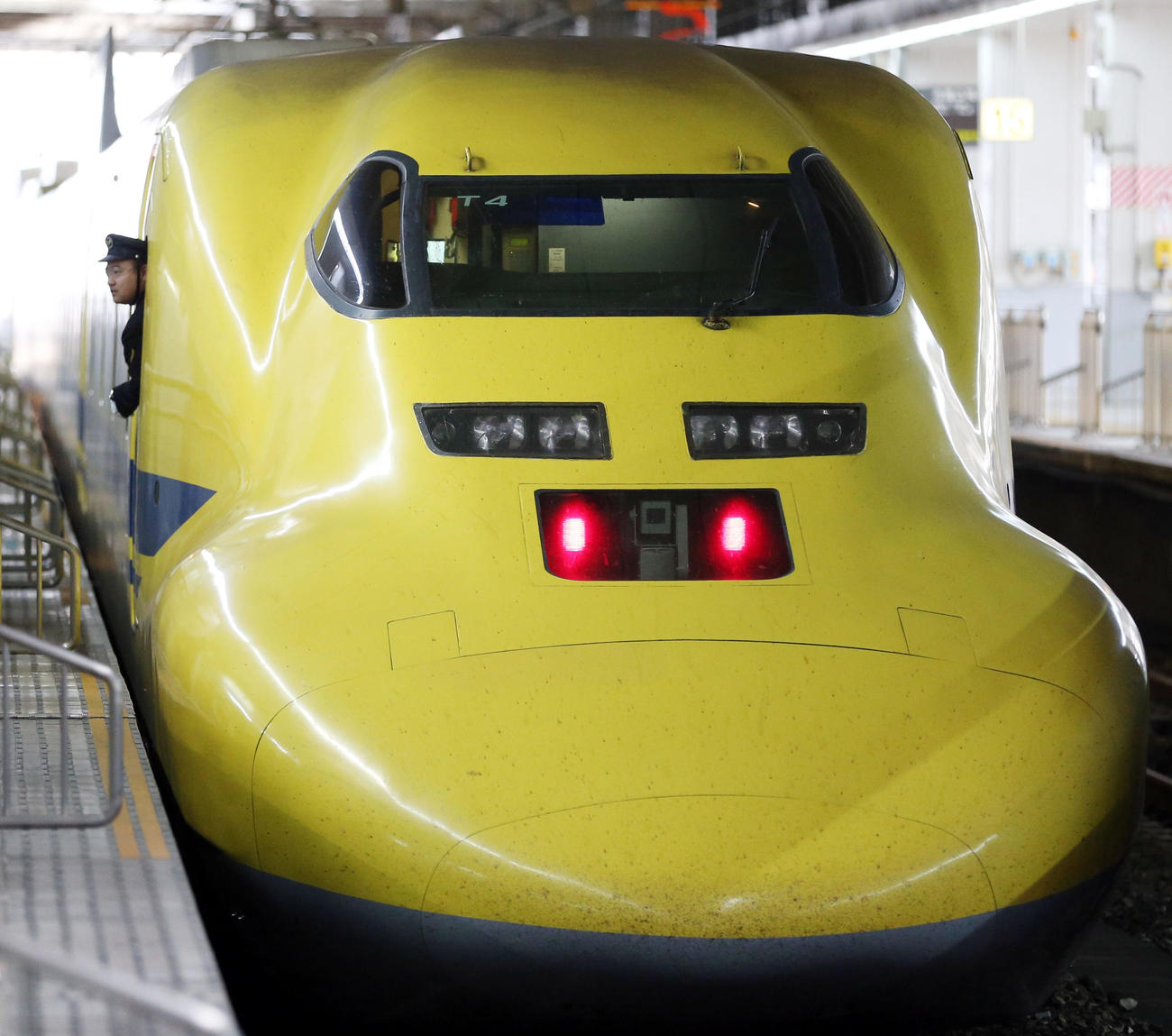 JR博多駅に入線したドクターイエロー＝2015年4月28日、JR博多駅