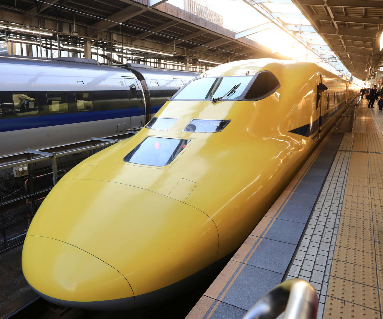 新大阪駅に停車中のドクターイエロー＝2018年12月25日