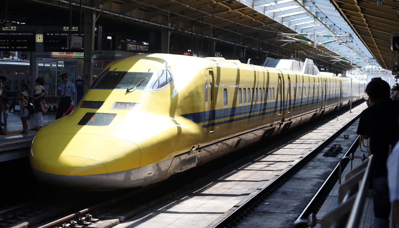 ドクターイエロー＝2013年8月19日、新大阪駅