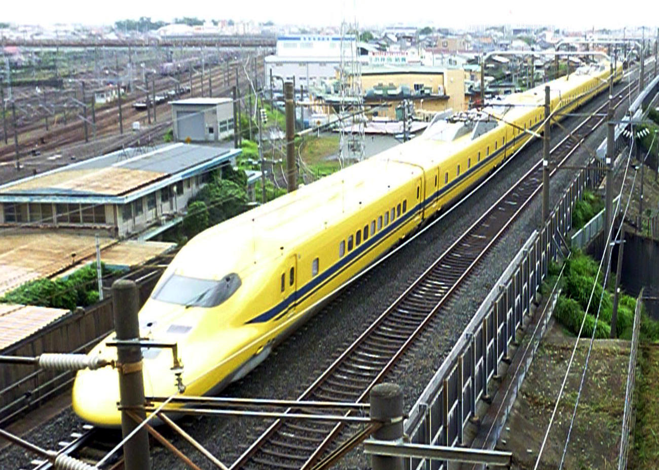 本線検測走行中のT5編成ドクターイエロー