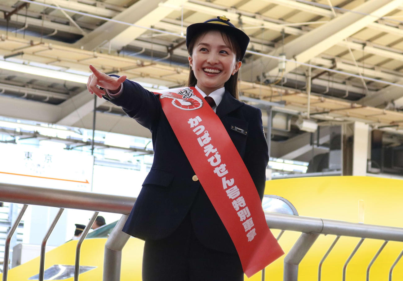 「かっぱえびせん×東海道新幹線60周年　おかしな新幹線　かっぱえびせん号出発セレモニー」に出席し、ポーズを決めるももいろクローバーZ百田夏菜子。幸運にも、背後にはドクターイエローが停車した＝2024年5月8日