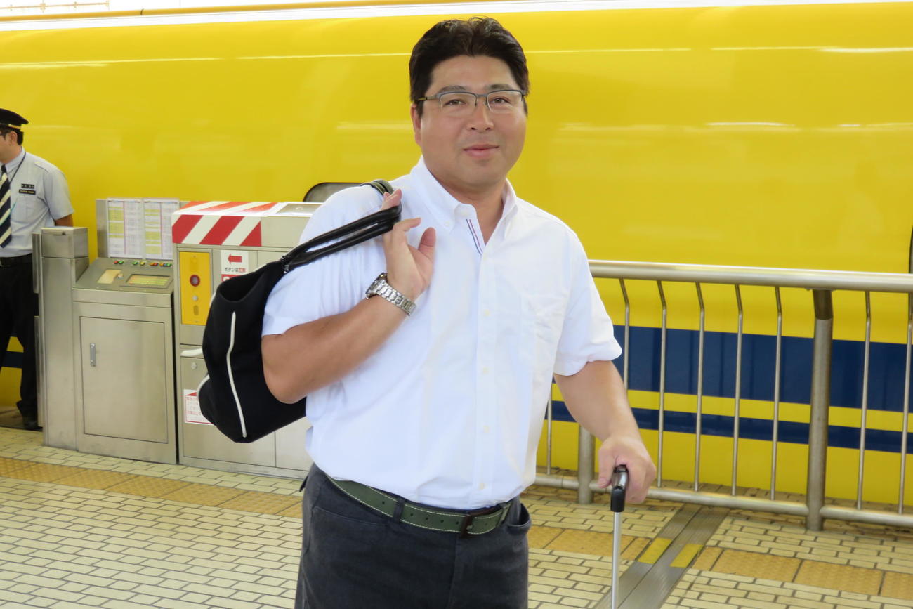 ドクターイエローの前で撮影に応じるヤクルト真中満監督＝2016年6月27日