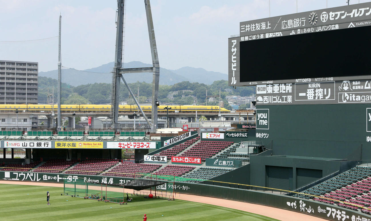 ドクターイエロー（撮影・栗木一考）＝2019年6月20日、マツダスタジアム