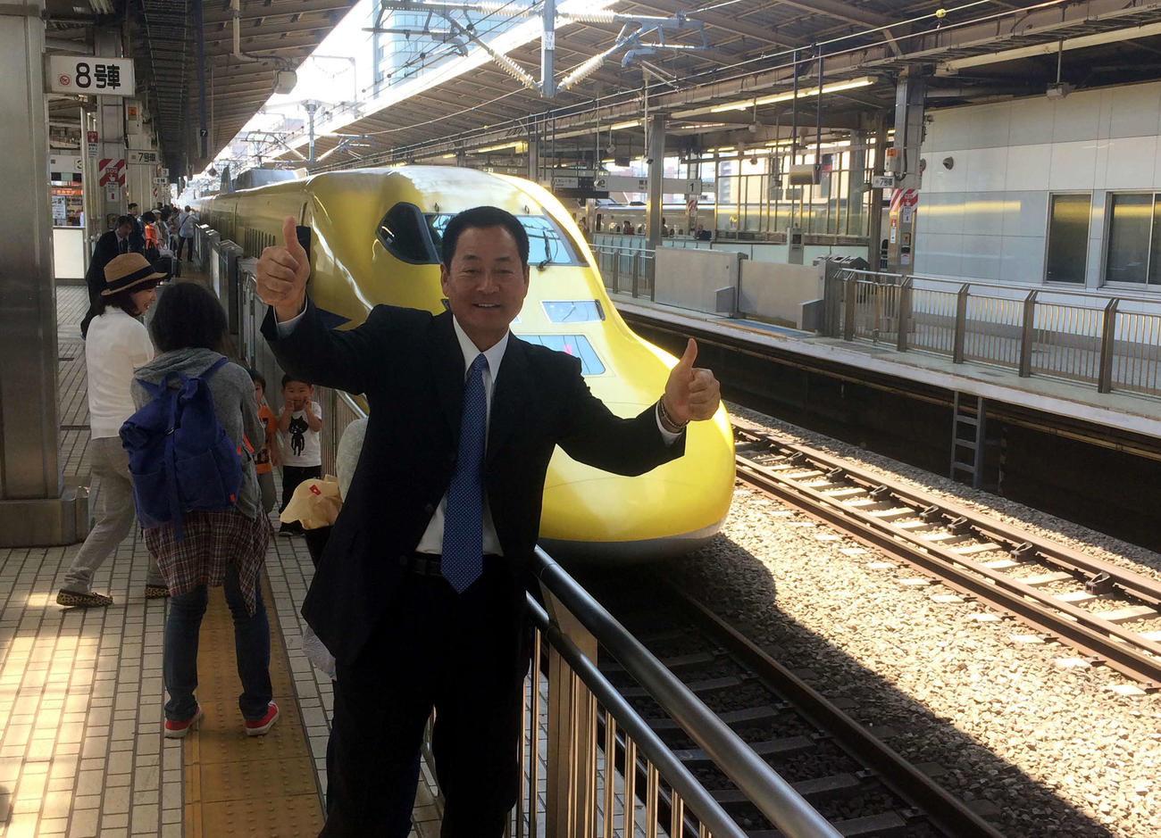 新横浜駅の新幹線ホームでドクターイエローに遭遇し、ポーズを決めるDeNA中畑清監督＝2015年4月27日