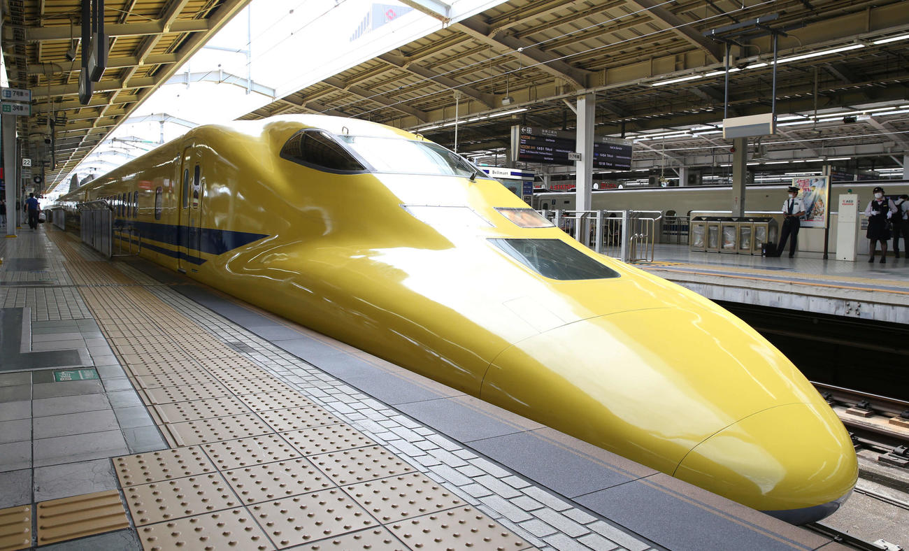 新大阪駅のホームに停車していたドクターイエロー＝2020年9月4日