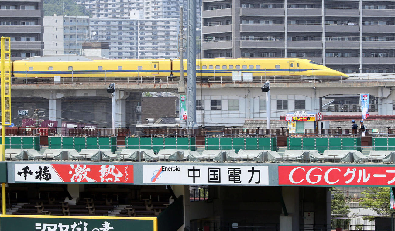 マツダスタジアムを通る幸せを呼ぶとされるドクターイエロー＝2019年6月20日、マツダスタジアム
