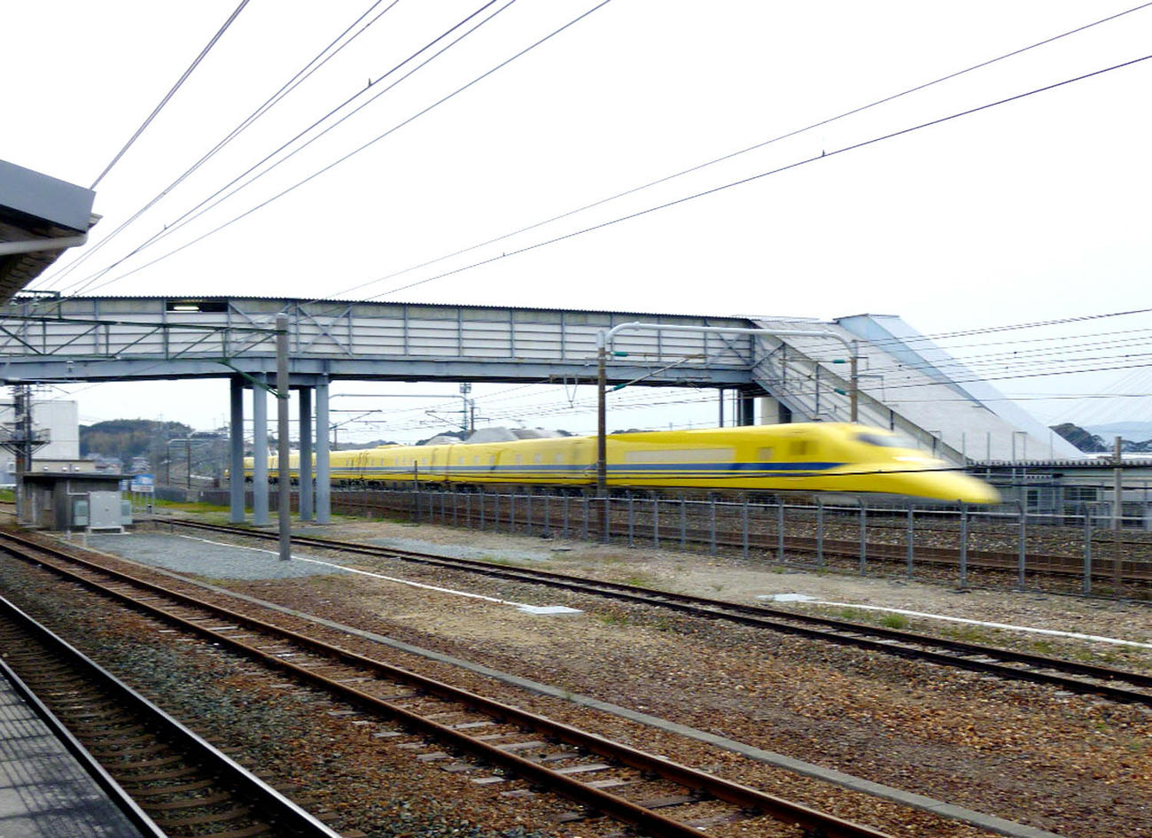 JR新居町駅を通過するドクターイエロー＝2010年3月27日