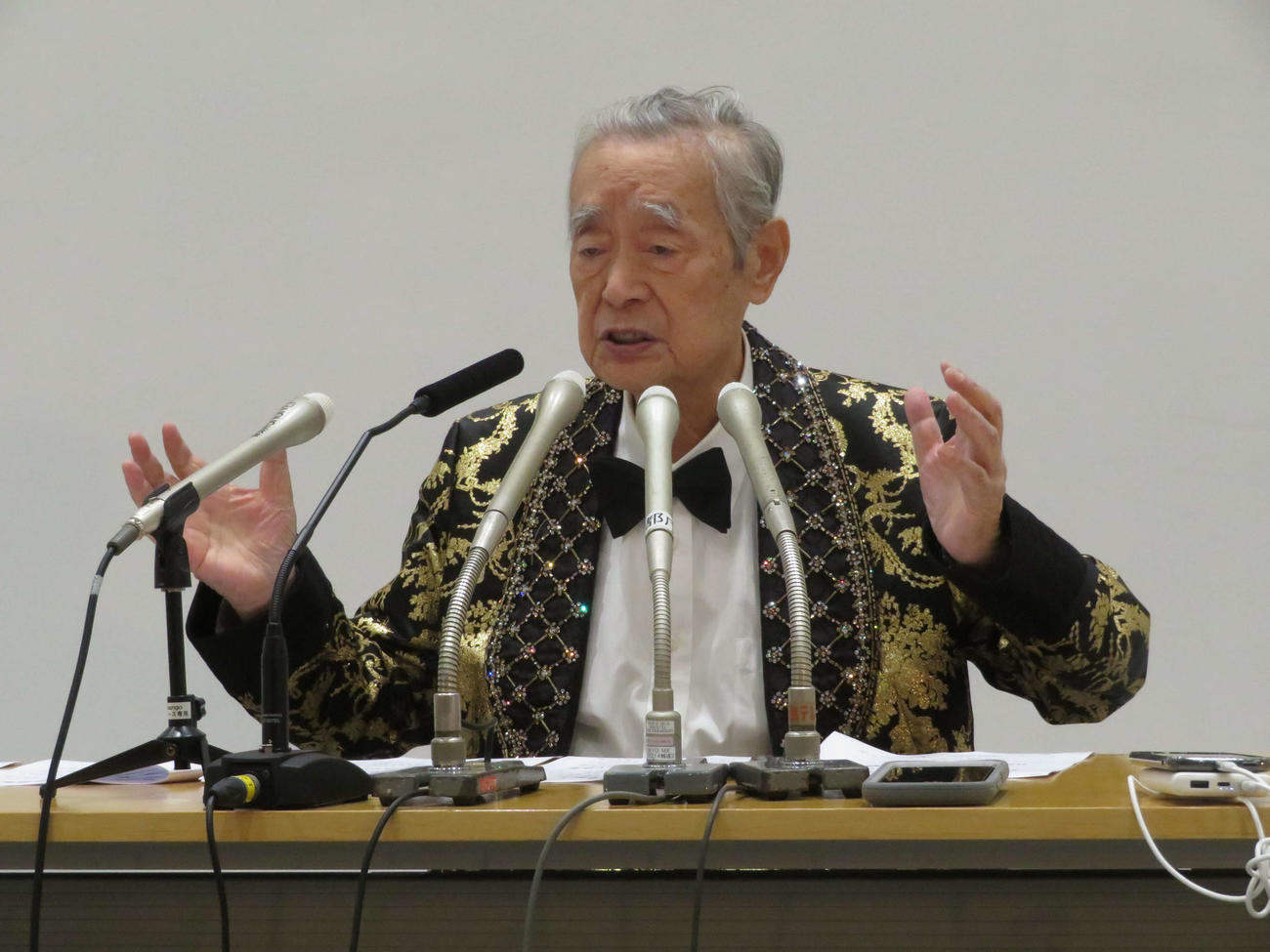 東京都知事選出馬会見で熱く語るドクター・中松氏（撮影・村上幸将）