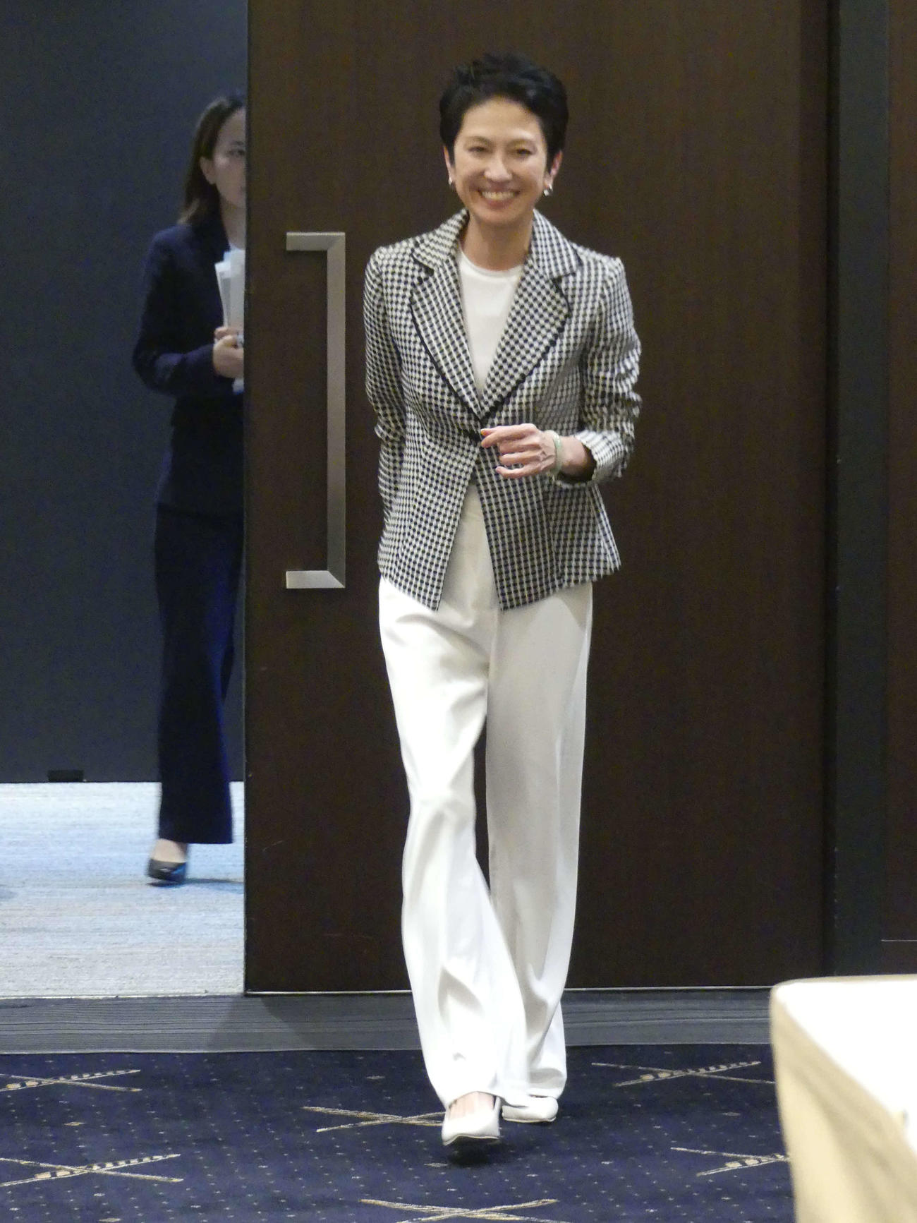 日本外国特派員協会で会見するため会場に入る蓮舫参院議員（撮影・中山知子）