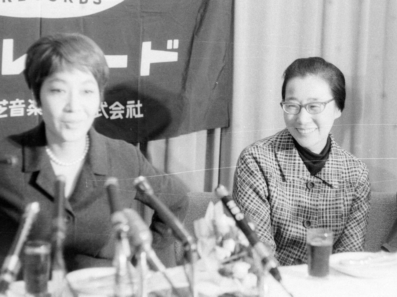 第7回レコード大賞歌唱賞を獲得した越路吹雪。右はマネジャーの岩谷時子（65年12月3日）