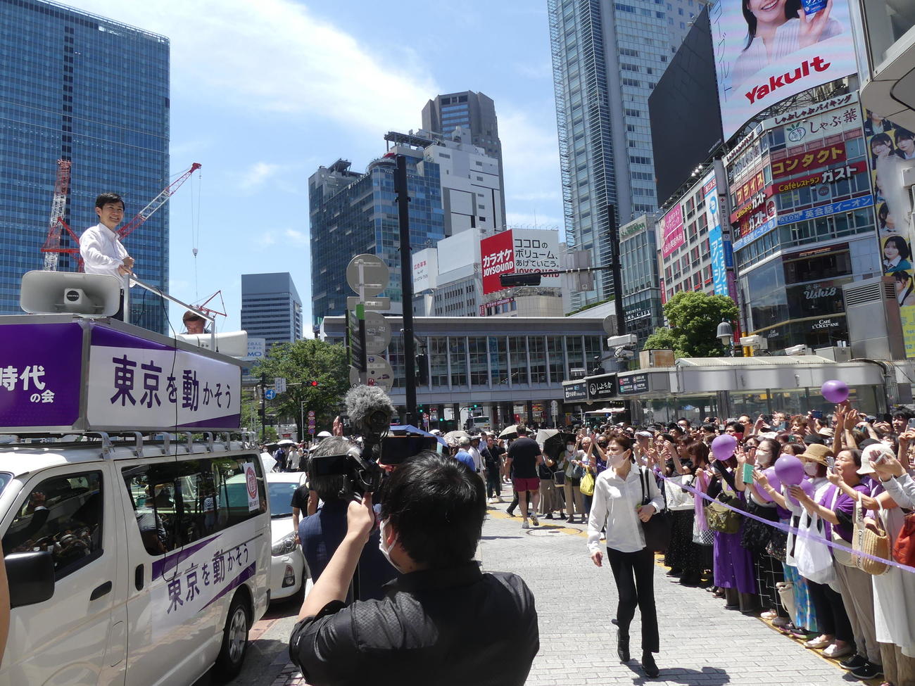 東京都知事選出馬表明後、渋谷スクランブル交差点で行った石丸伸二・前安芸高田市長の街頭演説は多くの聴衆が見守った（撮影・中山知子）