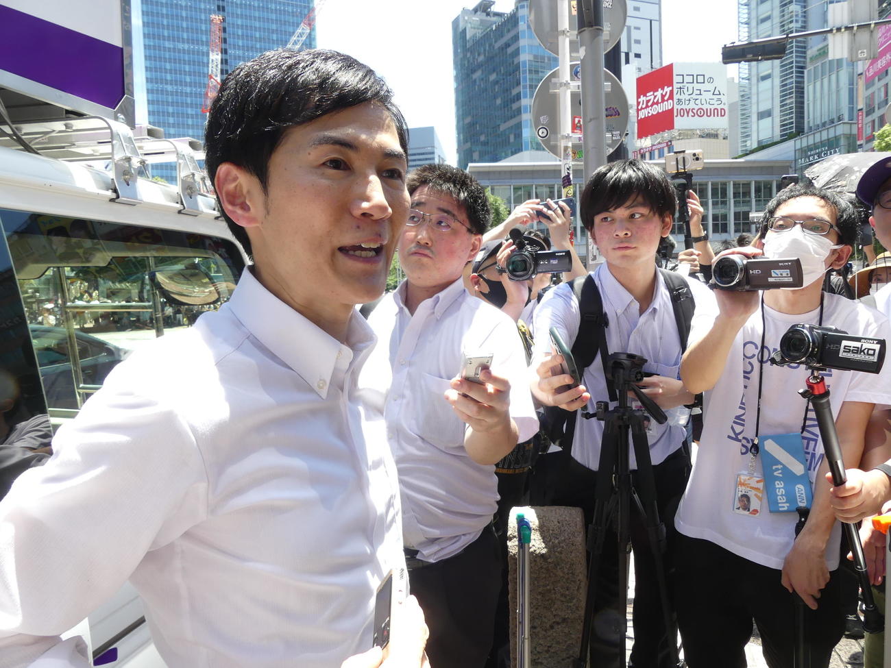 東京都知事選出馬表明後、初の街頭演説後、取材に応じる石丸伸二・前安芸高田市長（撮影・中山知子