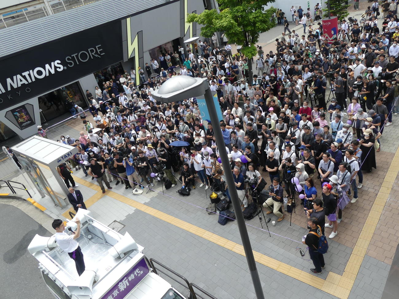 石丸伸二氏の秋葉原での街頭演説会場には、多くの聴衆が詰めかけた（撮影・中山知子）