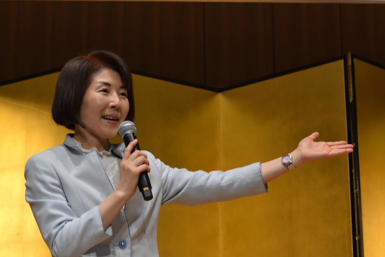 パーティーの最後に締めのあいさつを行った日本将棋連盟常務理事の清水市代女流七段