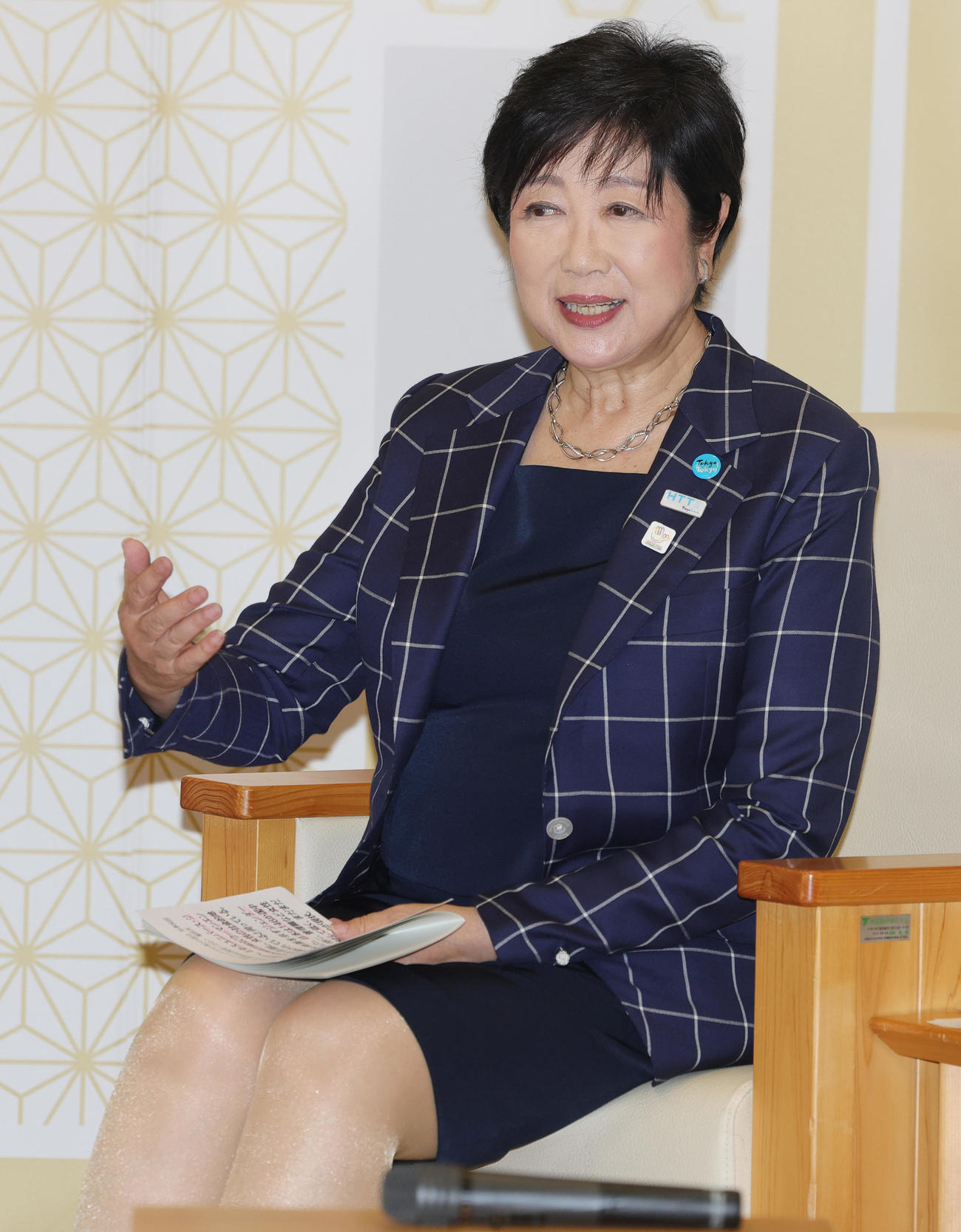 ミセスユニバースジャパン2024の表敬訪問に応対する小池百合子都知事（撮影・野上伸悟）