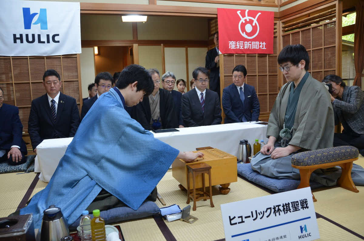 棋聖戦5番勝負第2局で山崎隆之八段（右）と対局する藤井聡太棋聖（日本将棋連盟提供）