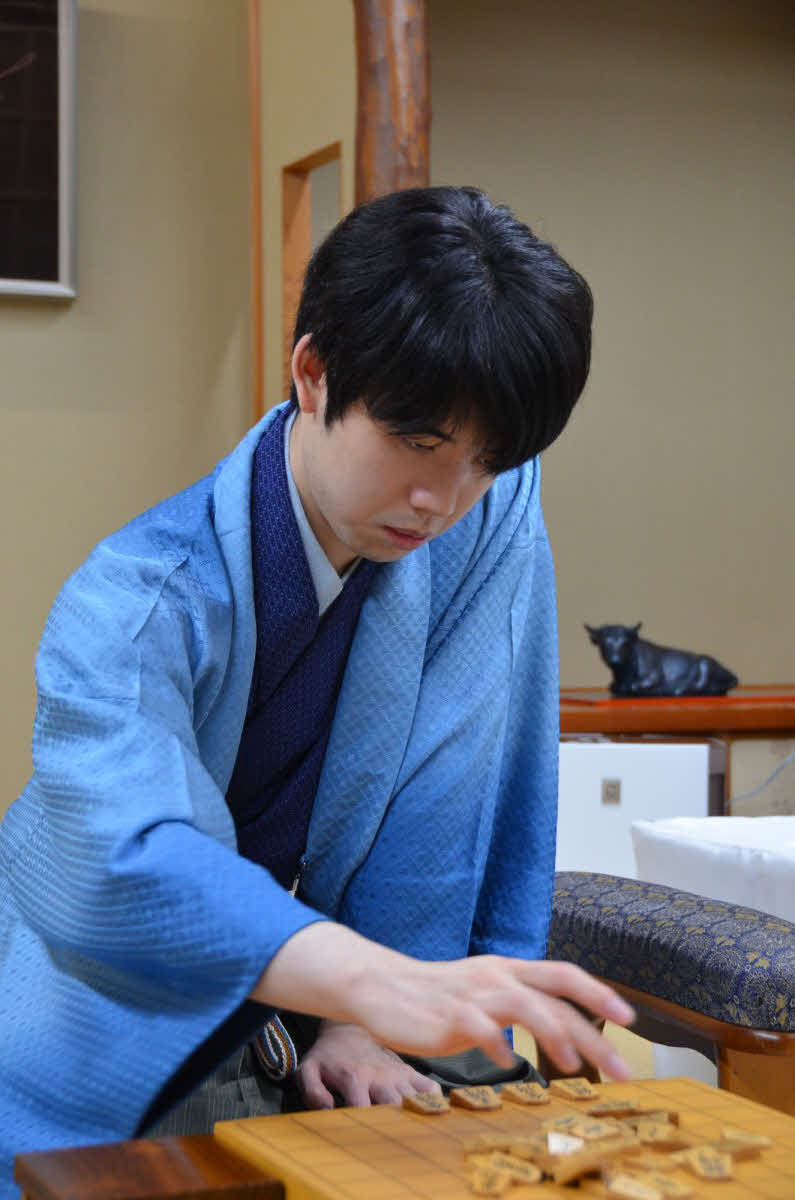 開幕局の白星に続いて連勝を目指す藤井聡太棋聖（日本将棋連盟提供）