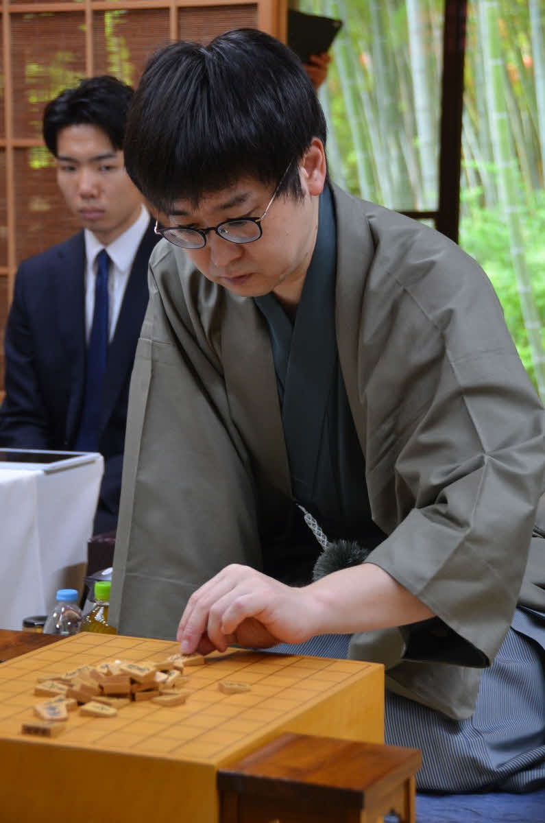 第2局で1勝1敗に追いつきたい後手番の山崎隆之八段（日本将棋連盟提供）