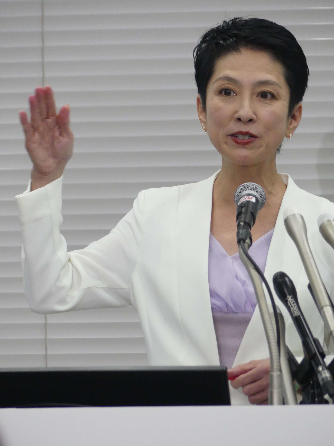 都知事選で訴える政策の内容について会見で訴える蓮舫参院議員（撮影・中山知子）