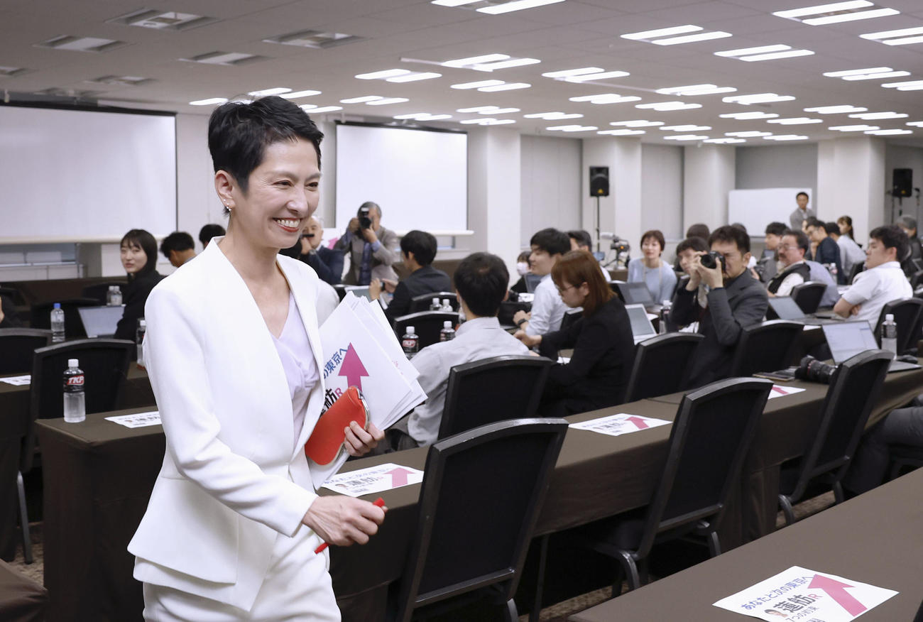 記者会見を終え、会場を後にする蓮舫参院議員（共同）