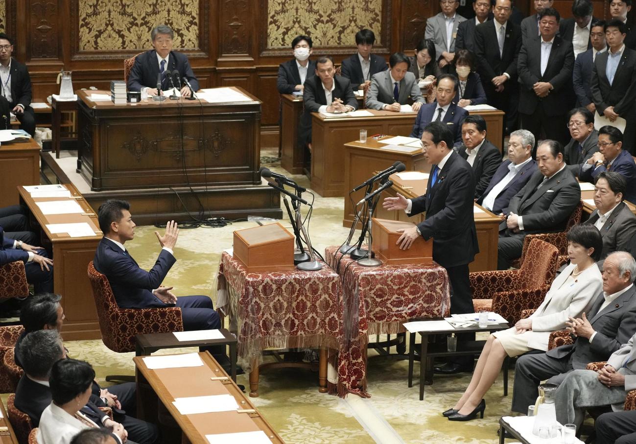 約3年ぶりに開かれた党首討論で、立憲民主党の泉代表（左）の質問に答弁する岸田首相（共同）