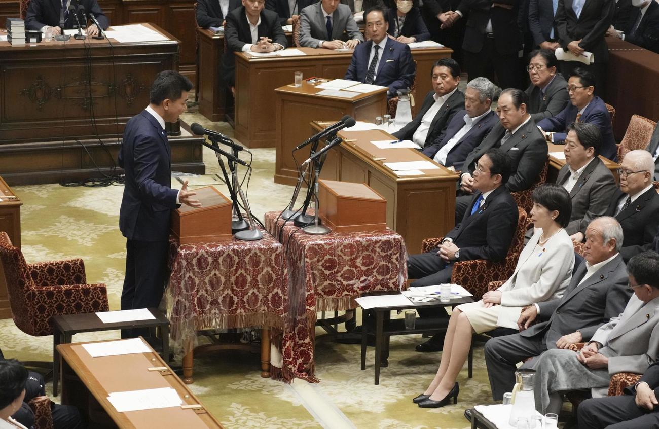 党首討論で岸田首相（右手前から4人目）に質問する立憲民主党の泉代表（共同）