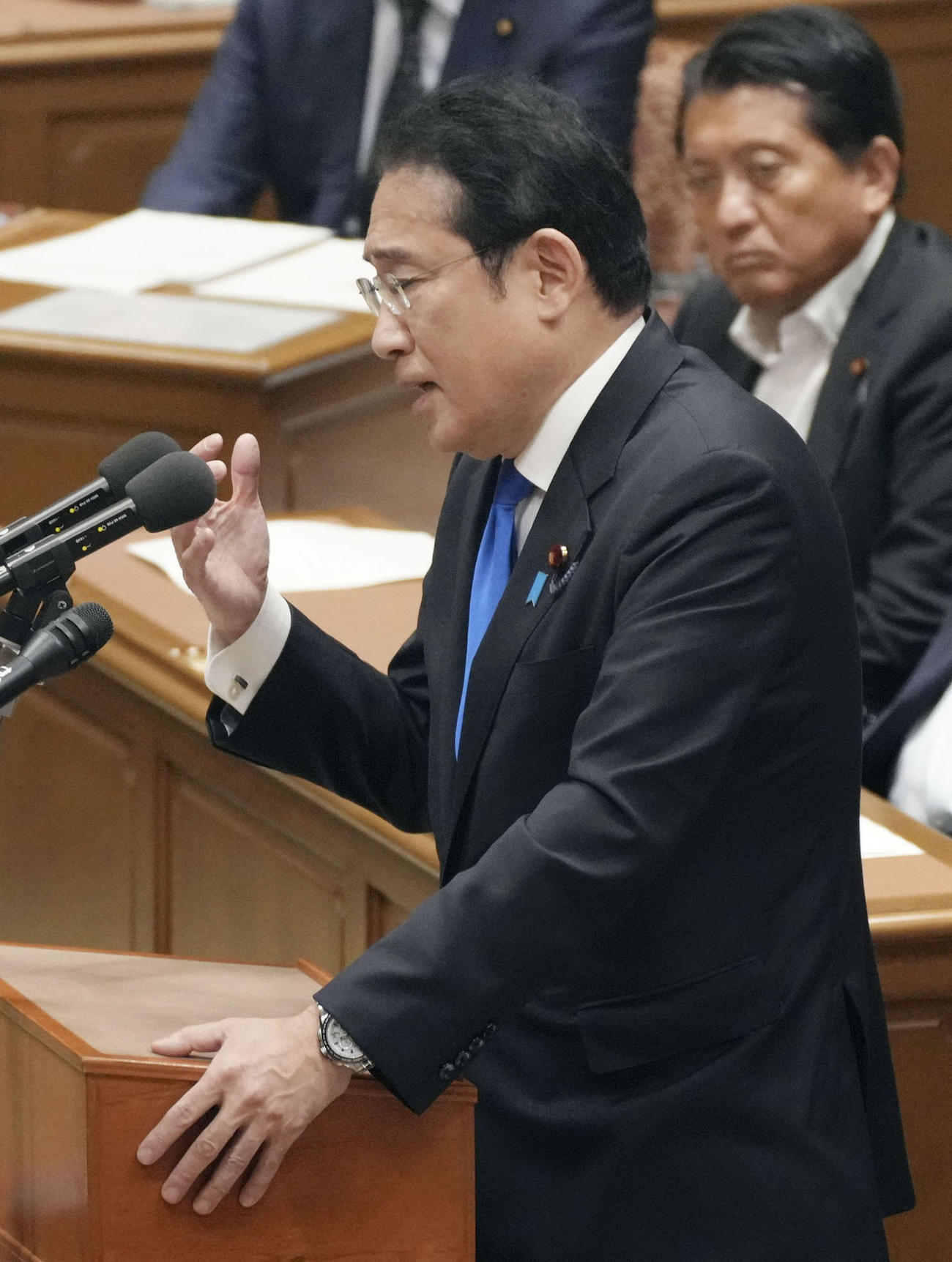 党首討論で答弁する岸田首相（共同）