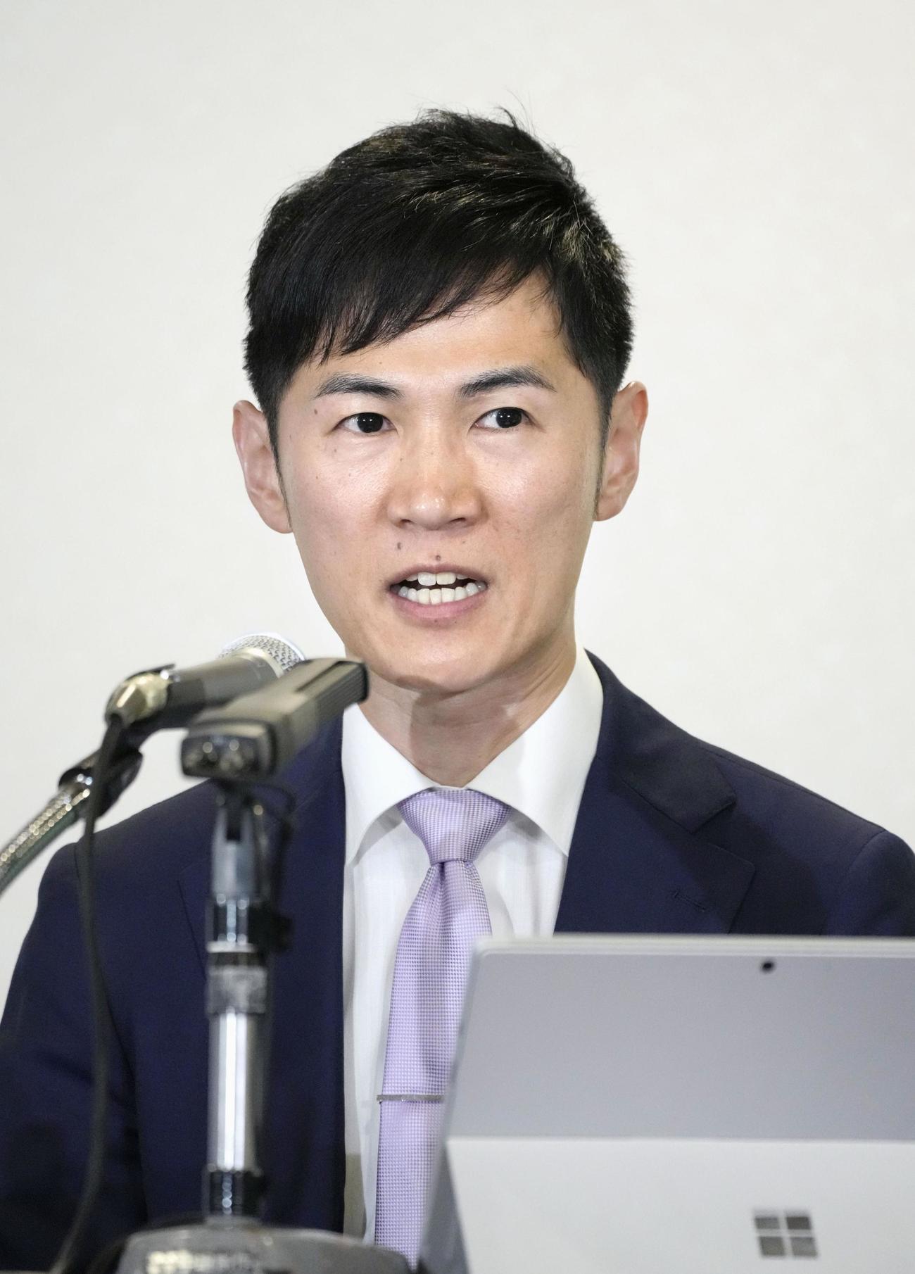 東京都知事選立候補予定者の共同記者会見で発言する広島県安芸高田市の石丸伸二前市長（共同）