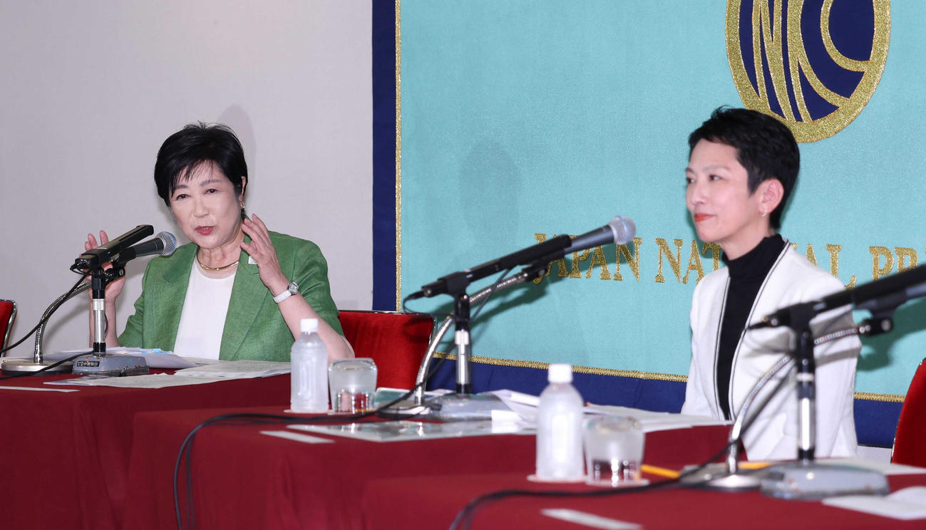 蓮舫氏（右）の隣で質問に答える小池百合子氏（代表撮影）