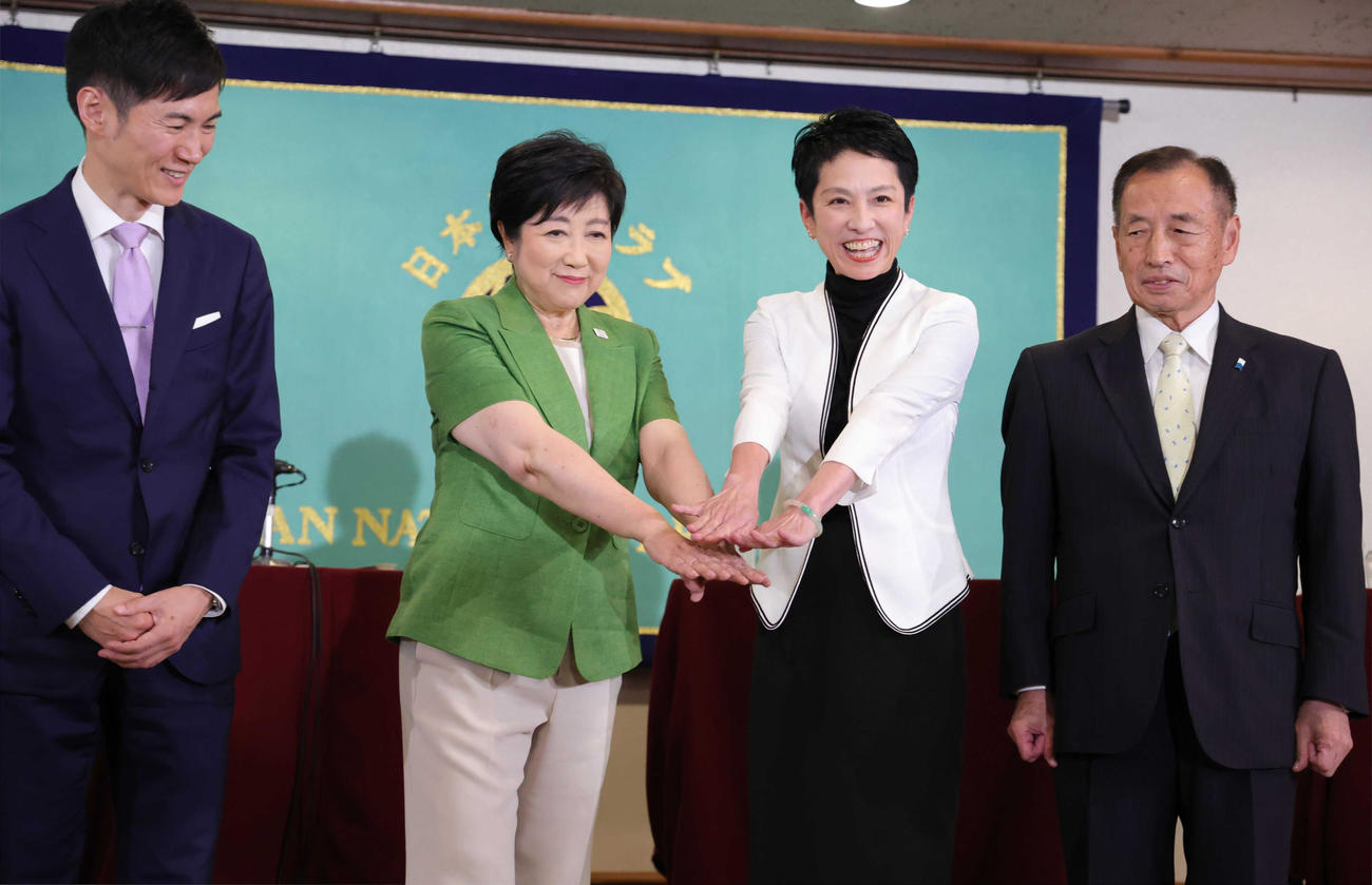 先に手を合わせた小池百合子氏（中央左）と蓮舫氏（中央右）。左端は石丸伸二氏、右端は田母神俊雄氏（代表撮影）