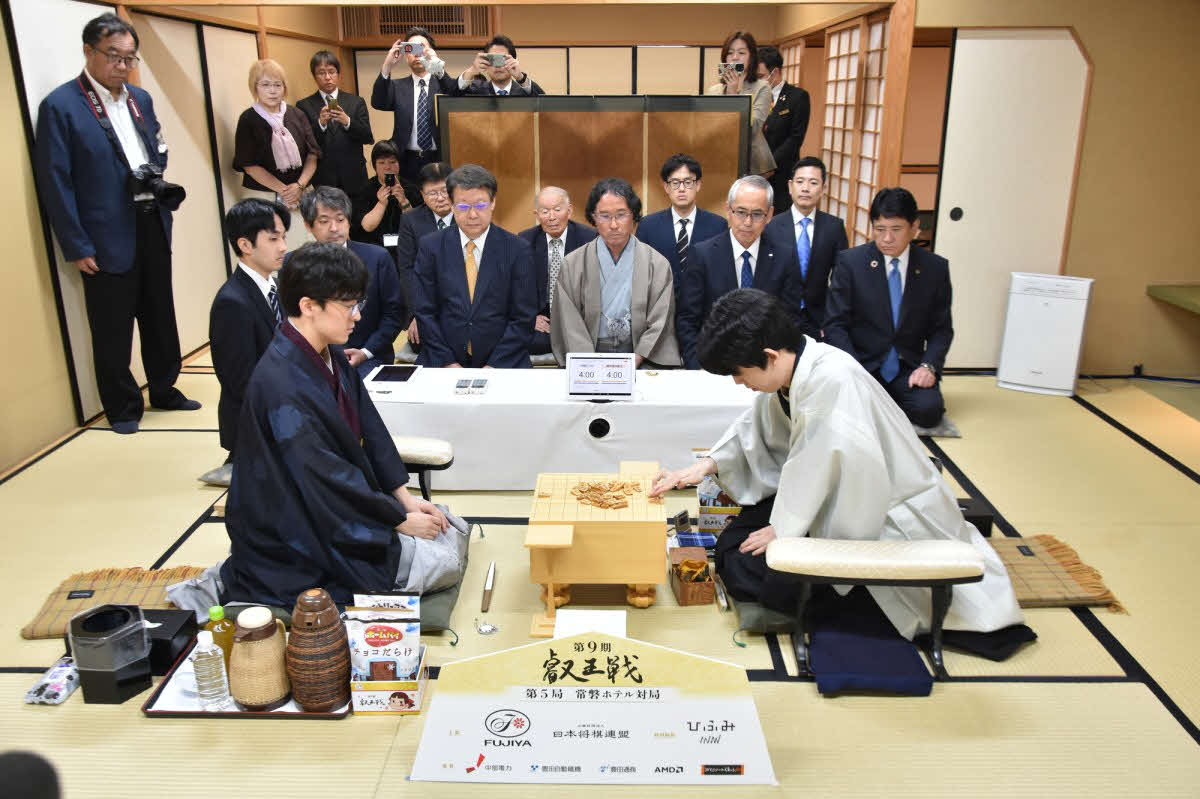 注目の大一番となった叡王戦第5局は藤井聡太叡王（右）の先手番でスタート（左は挑戦者の伊藤匠七段、日本将棋連盟提供）