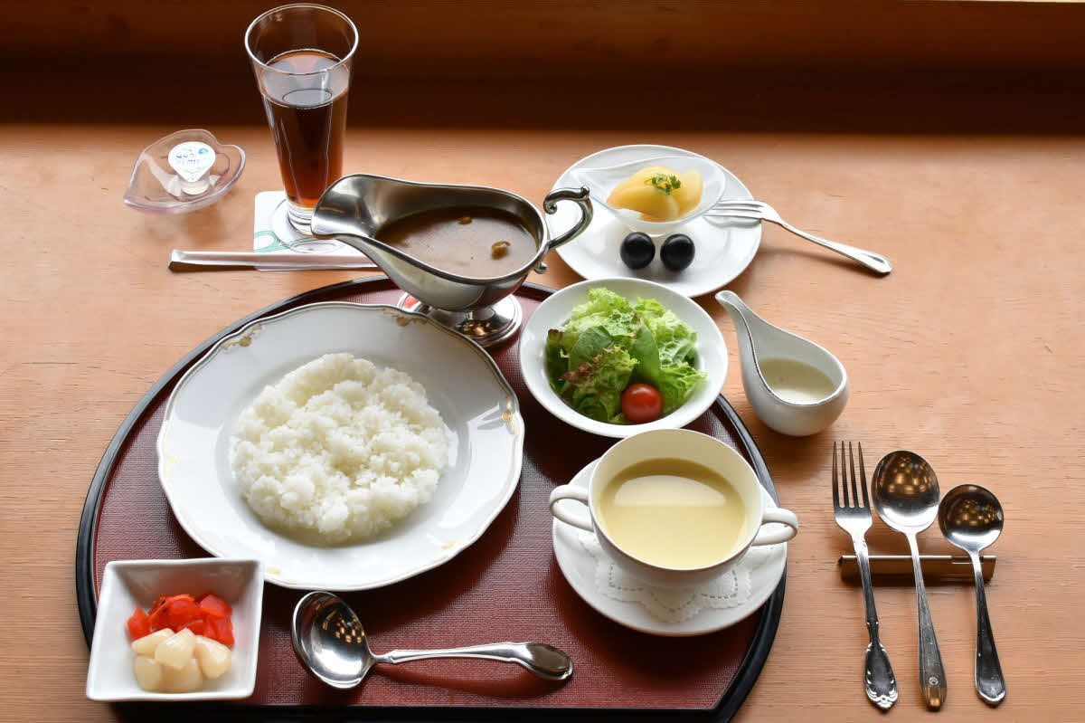 伊藤匠七段のランチは「特製カレーライス」「アイスティー」（日本将棋連盟提供）