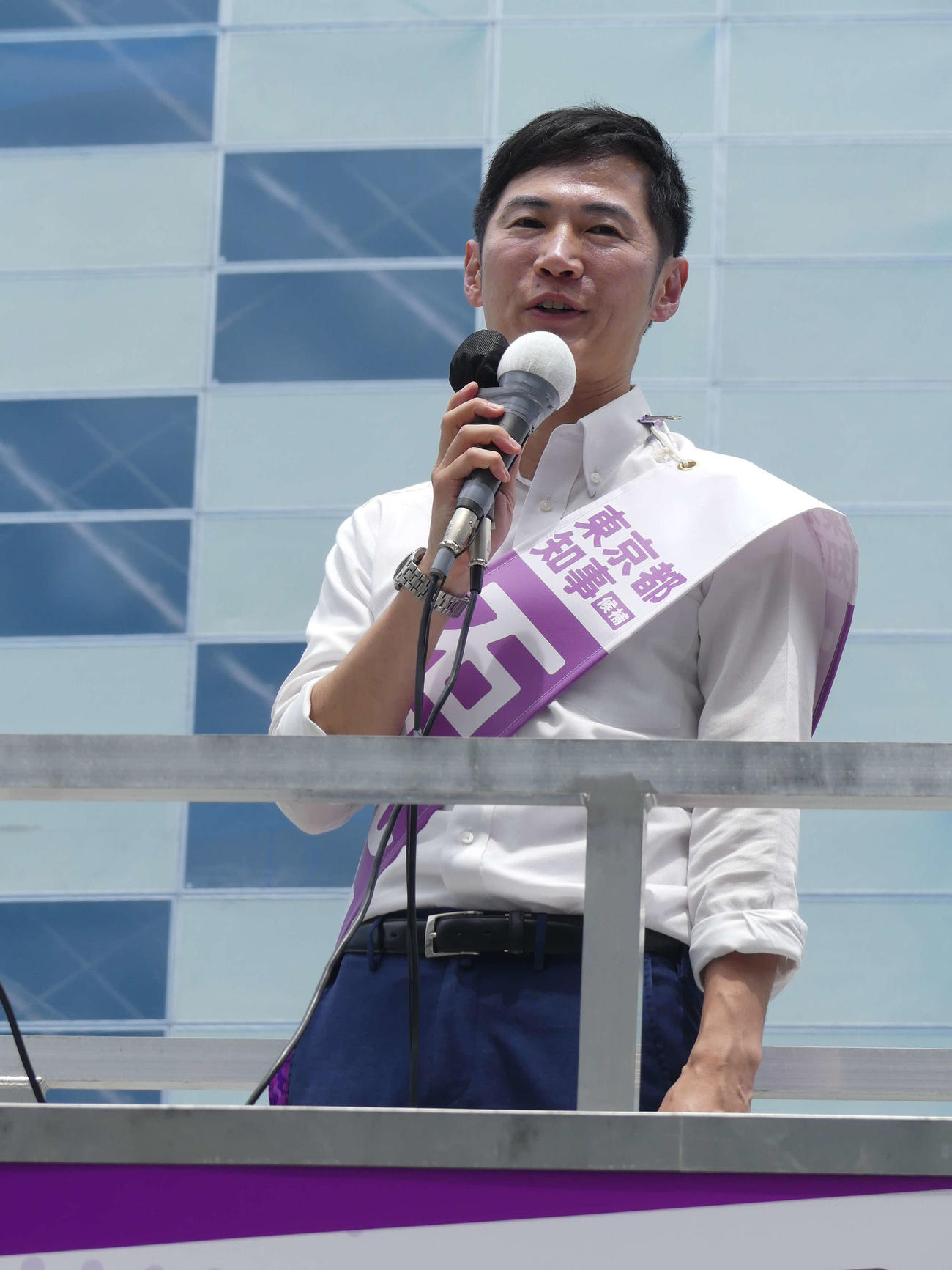 昼休み中のサラリーマンらに都知事選での支持を訴える石丸伸二氏（撮影・中山知子）