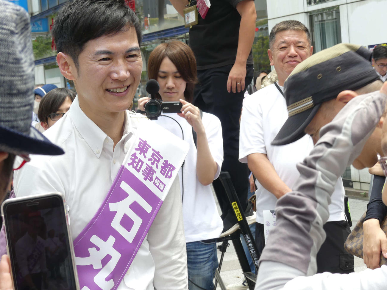 昼休み中のサラリーマンらに都知事選での支持を訴える石丸伸二氏（撮影・中山知子）