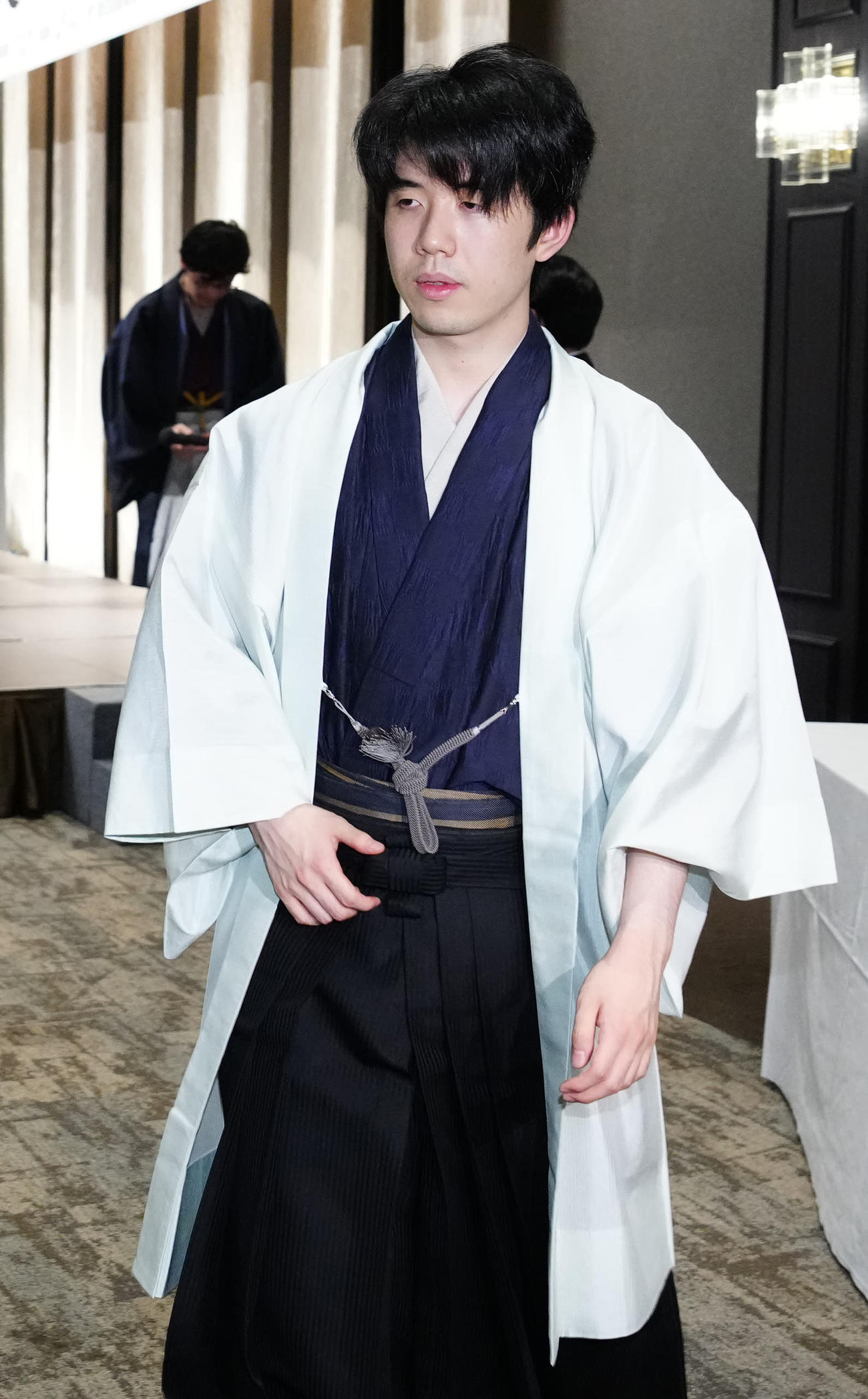 大盤解説会に臨み引き揚げる藤井聡太7冠（撮影・江口和貴）